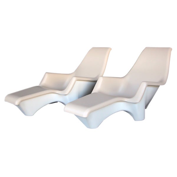Sculpted Pair of American 1960s Fiberglass Lounge Chairs at 1stDibs