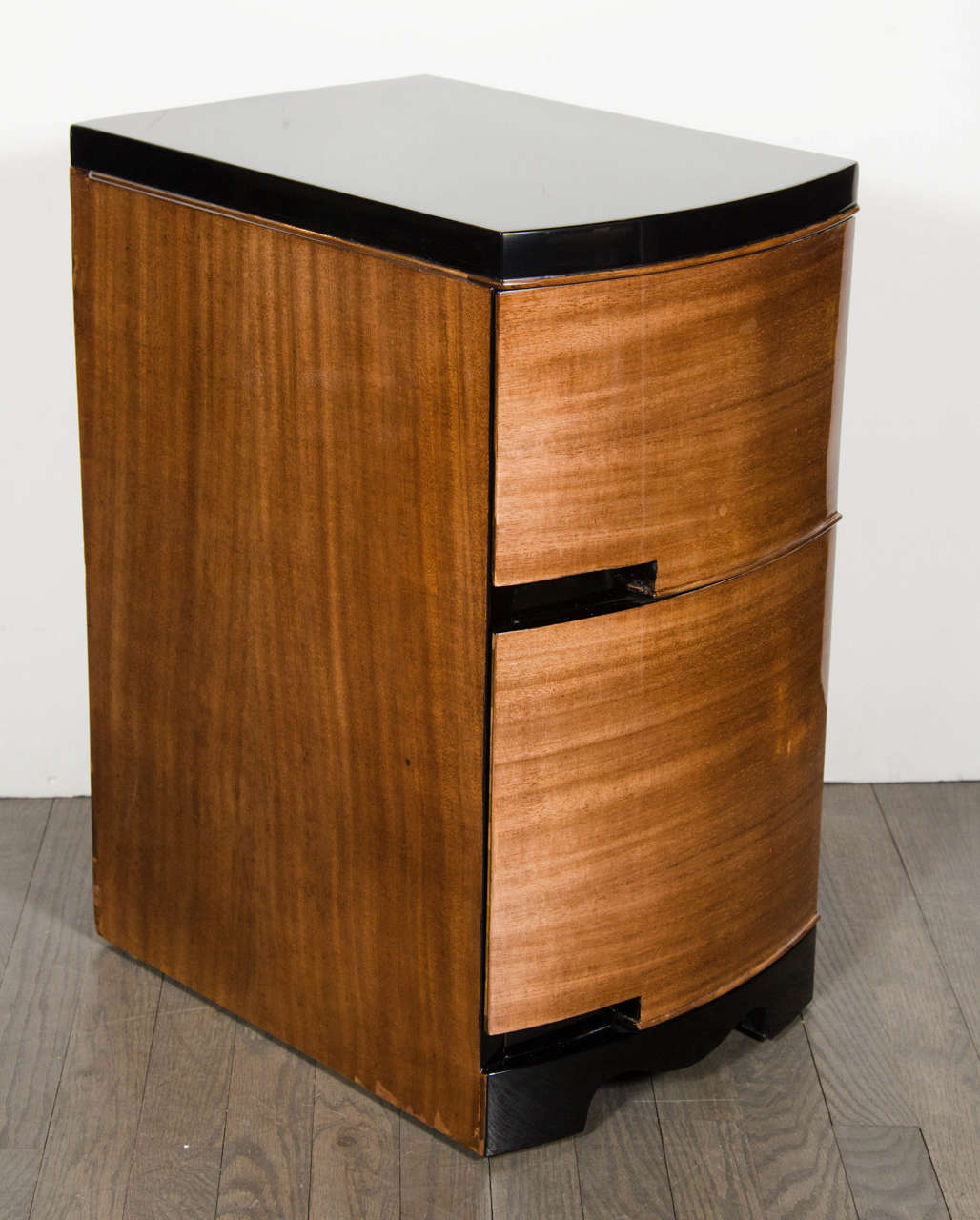 Pair of Streamlined Art Deco Nightstands in Mahogany and Black Lacquer