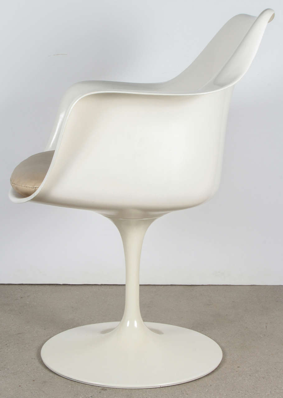 Vintage Tulip Chair by Saarinen for Knoll International For Sale at