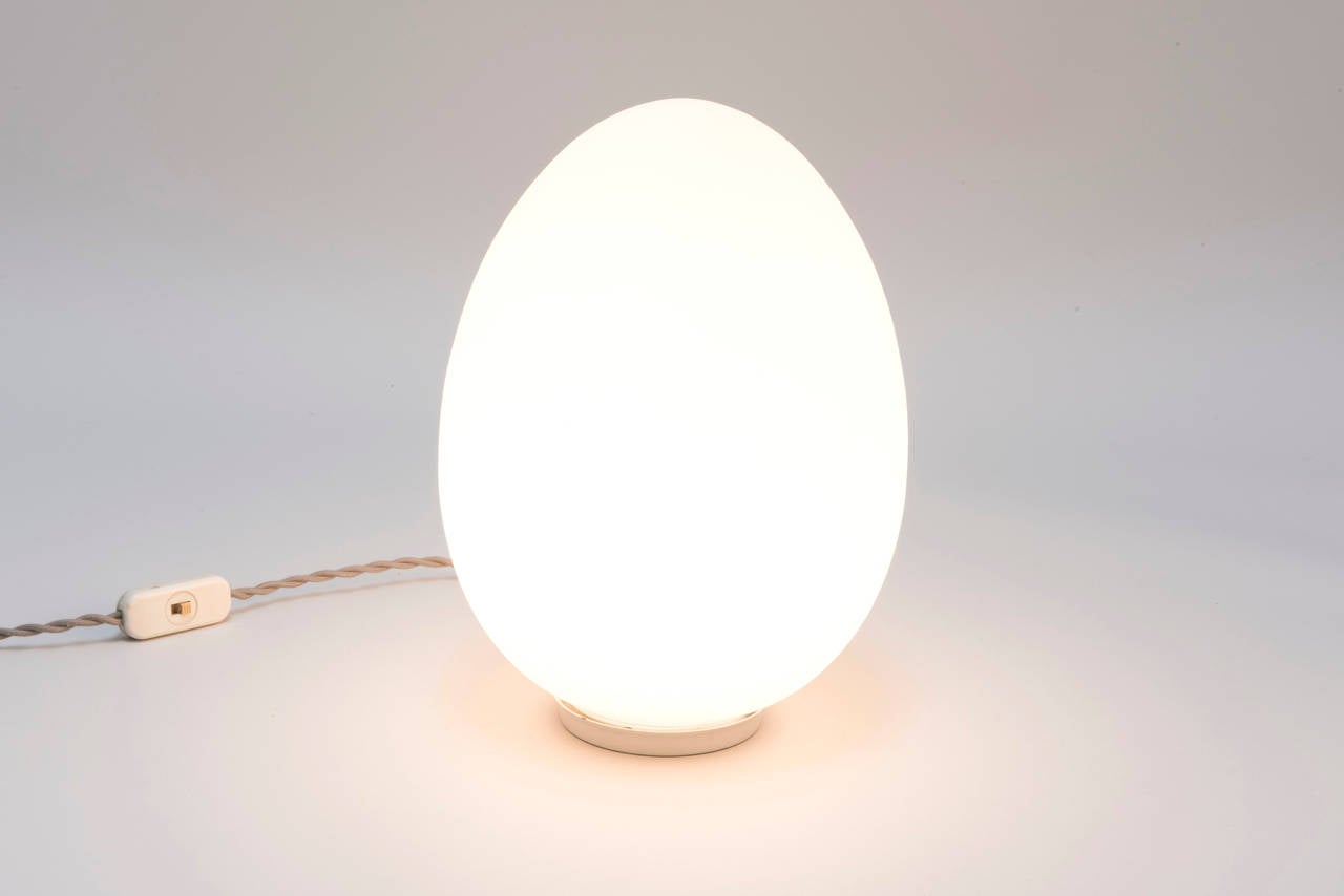 Vintage Laurel Style Egg Table Lamp at 1stDibs
