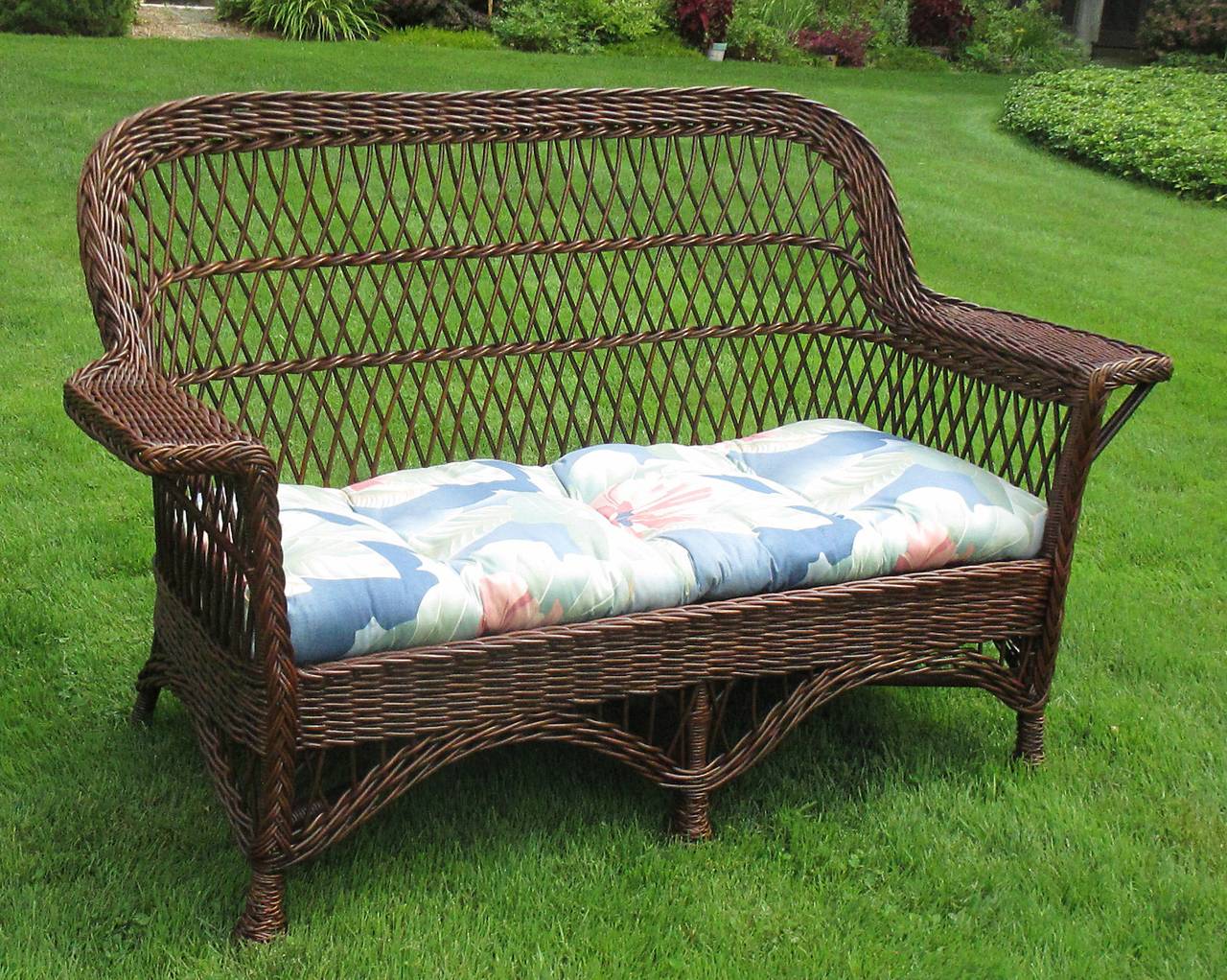 Bar Harbor Wicker Settee For Sale at 1stDibs