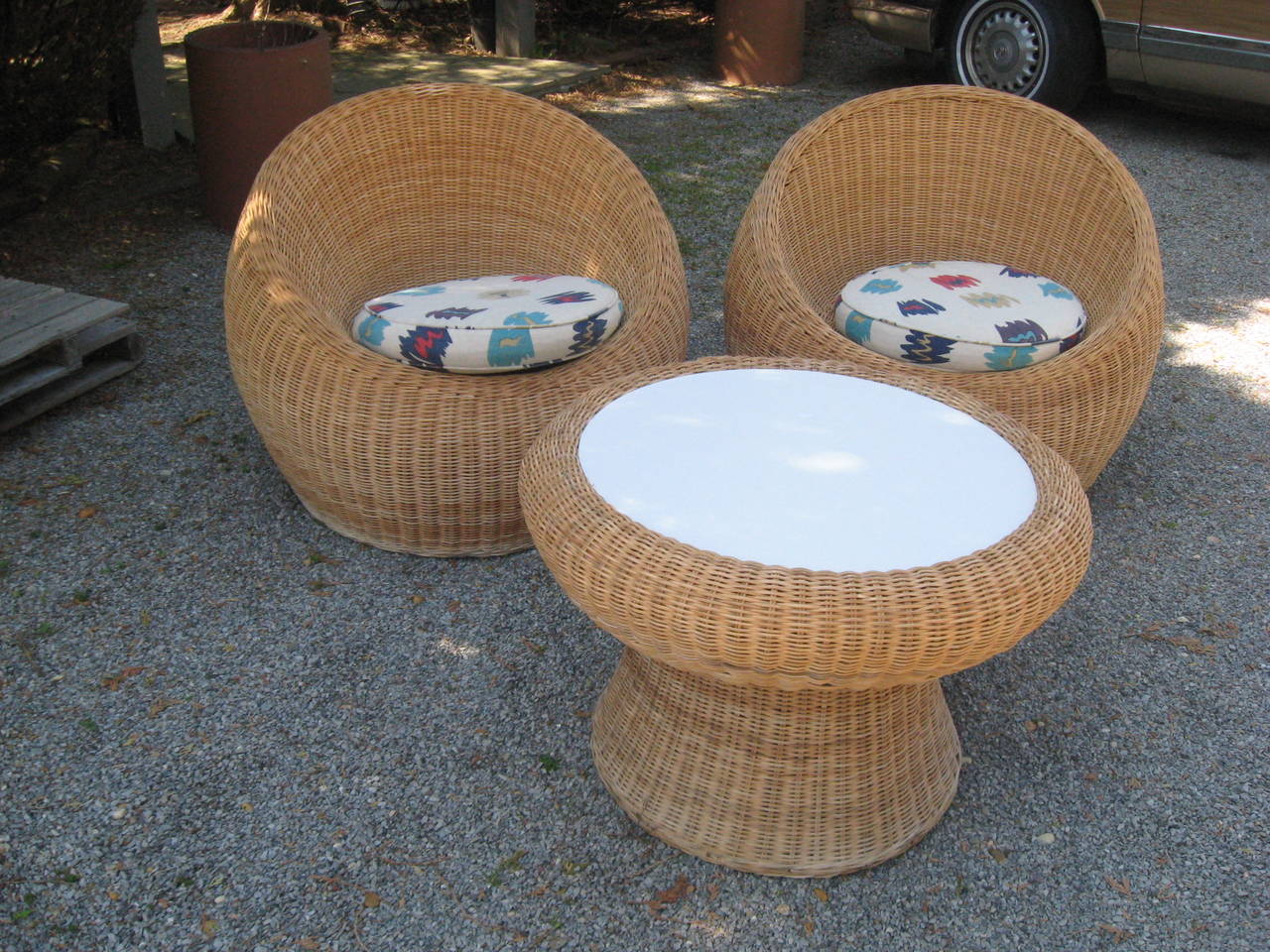Vintage Pair of Wicker Chairs and Table in the Style of Eero Aarnio at