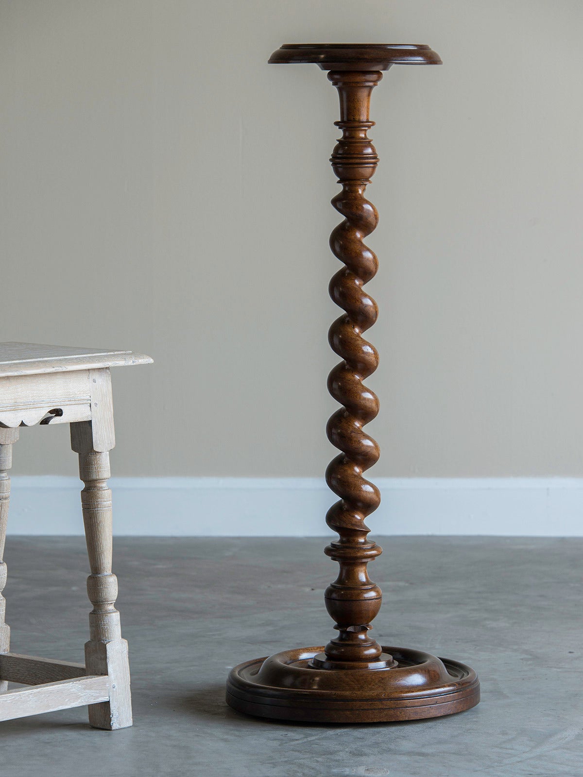 Incredible Tall Pedestals With Simple Design