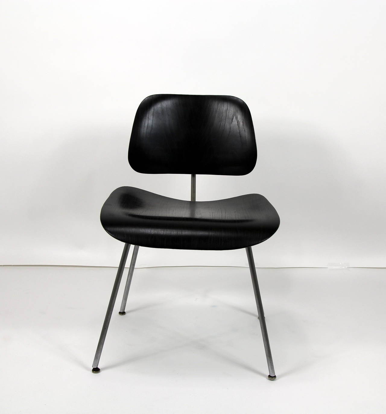 Set of Four Herman Miller Eames DCM Chairs in Ebony Finish For Sale at
