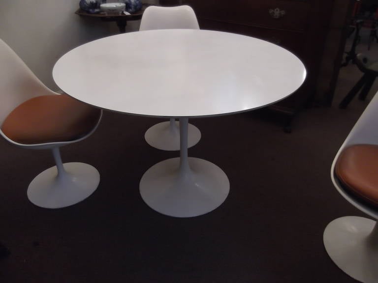 Authentic Vintage Knoll Tulip Table and Four Saarinen Chairs at 1stDibs