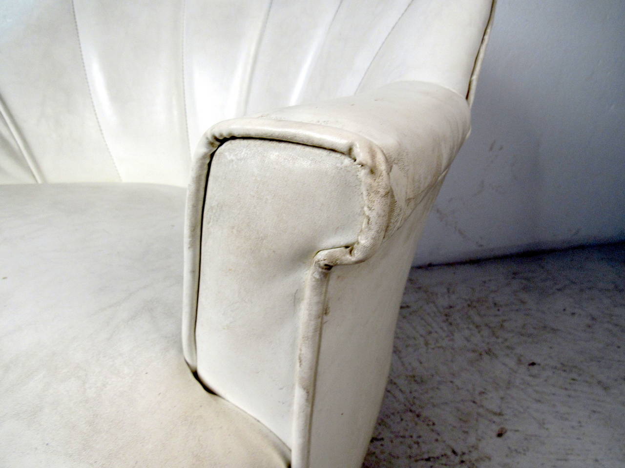 MidCentury Modern White Vinyl Lounge Chair For Sale at 1stDibs white