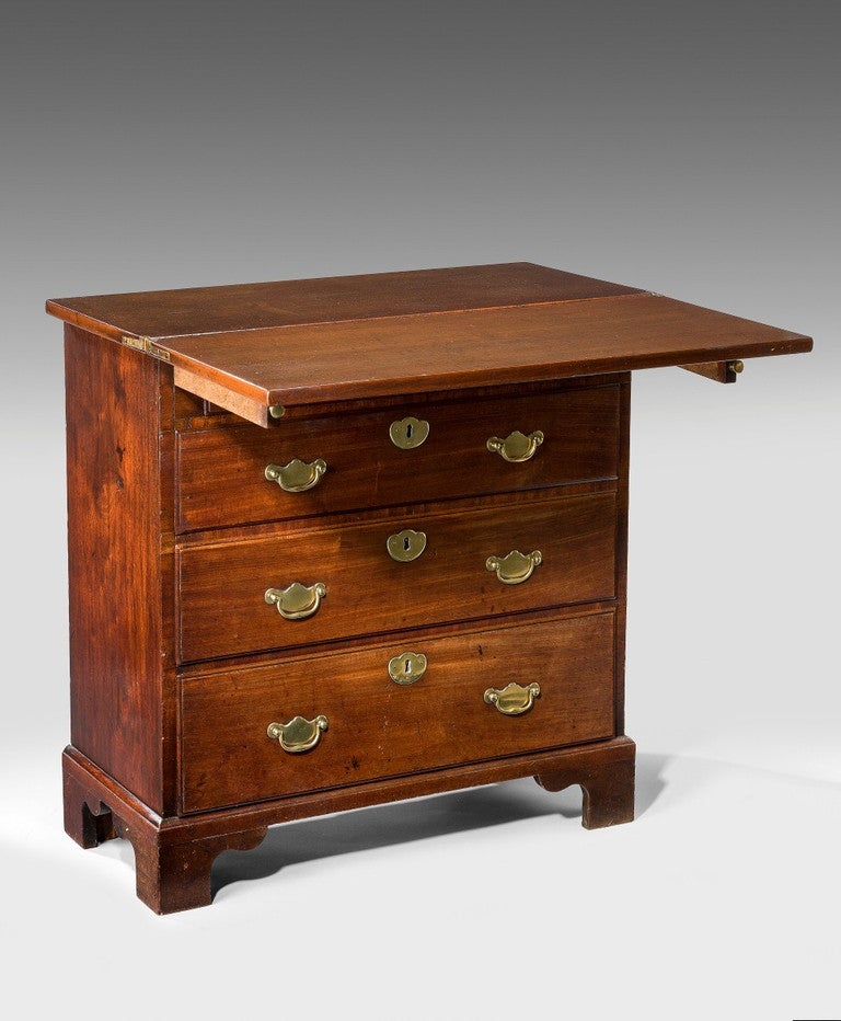 Antique bachelor's chest of drawers For Sale at 1stDibs