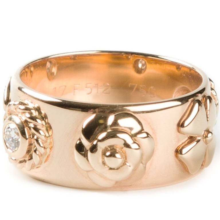 Chanel Vintage Embossed Motif 18K Gold Ring at 1stDibs