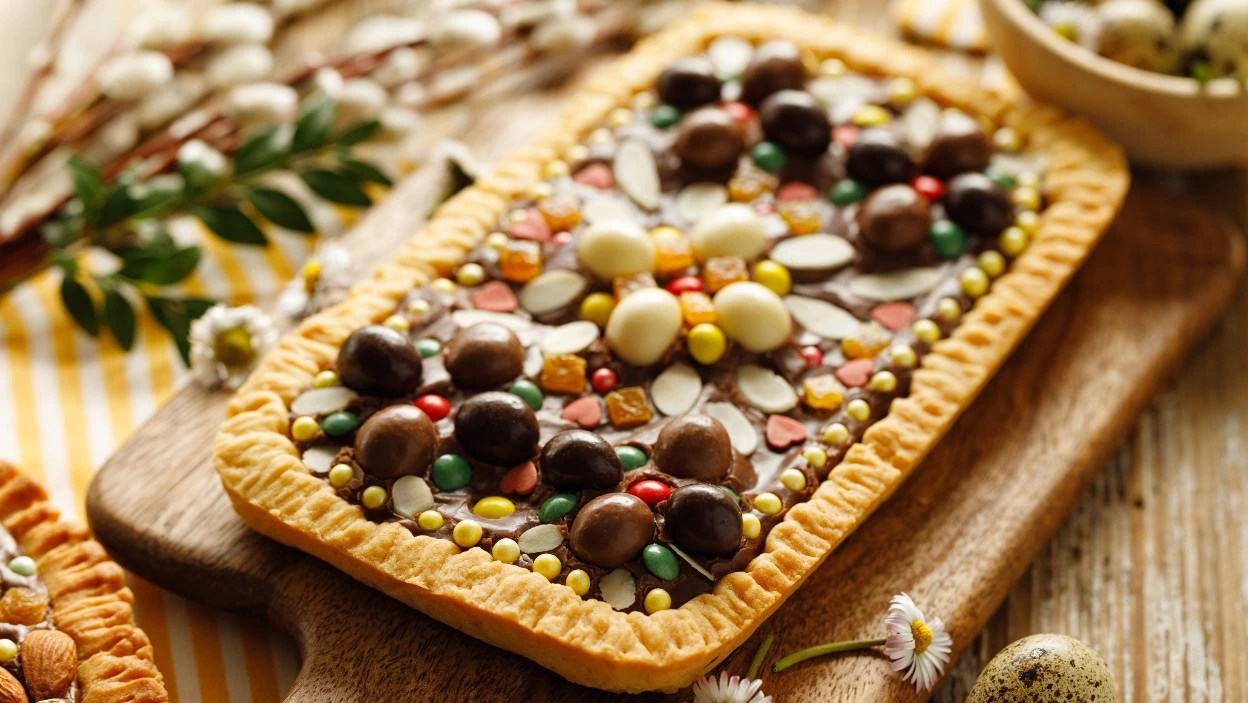 Mazurek wielkanocny tradycyjny i dietetyczny. Jak zrobić i ozdobić