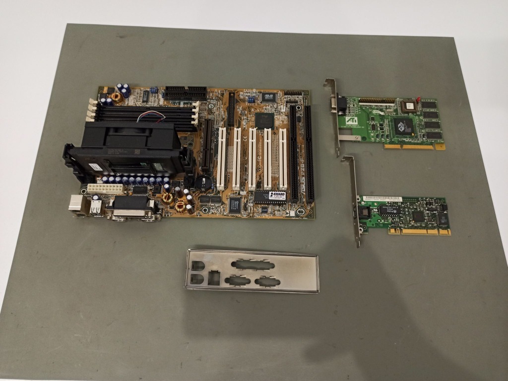 Asus P2BF Intel Pentium 3 700 Ati Rage Pro Turbo Złocieniec