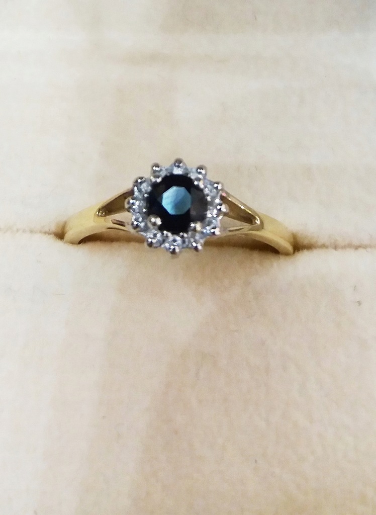 APART PIERŚCIONEK ZARĘCZYNOWY 12 BRYLANTÓW+SZAFIR