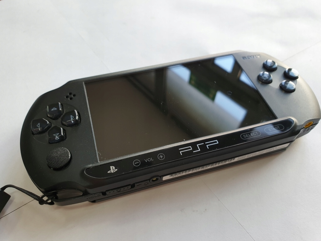 SONY PSP PSPE1004 2A 7 GIER ŁAD ETUI KARTA 4GB 9076670382
