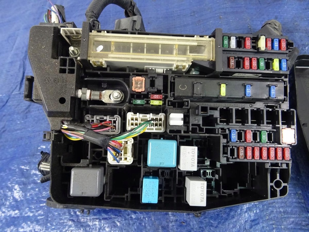 SKRZYNKA BEZPIECZNIKÓW TOYOTA AVENSIS T27 11966829017 oficjalne