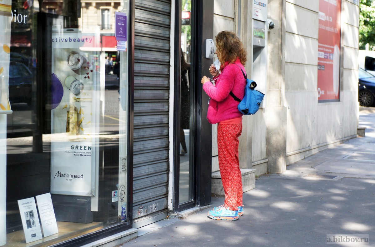 Paris: Going social during the outbreak, ways to wear masks