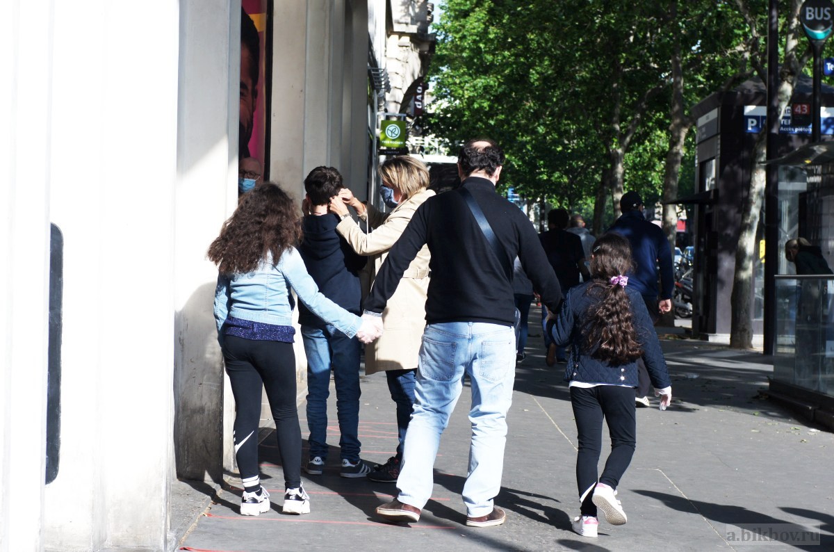Paris: Going social during the outbreak, masks and gloves
