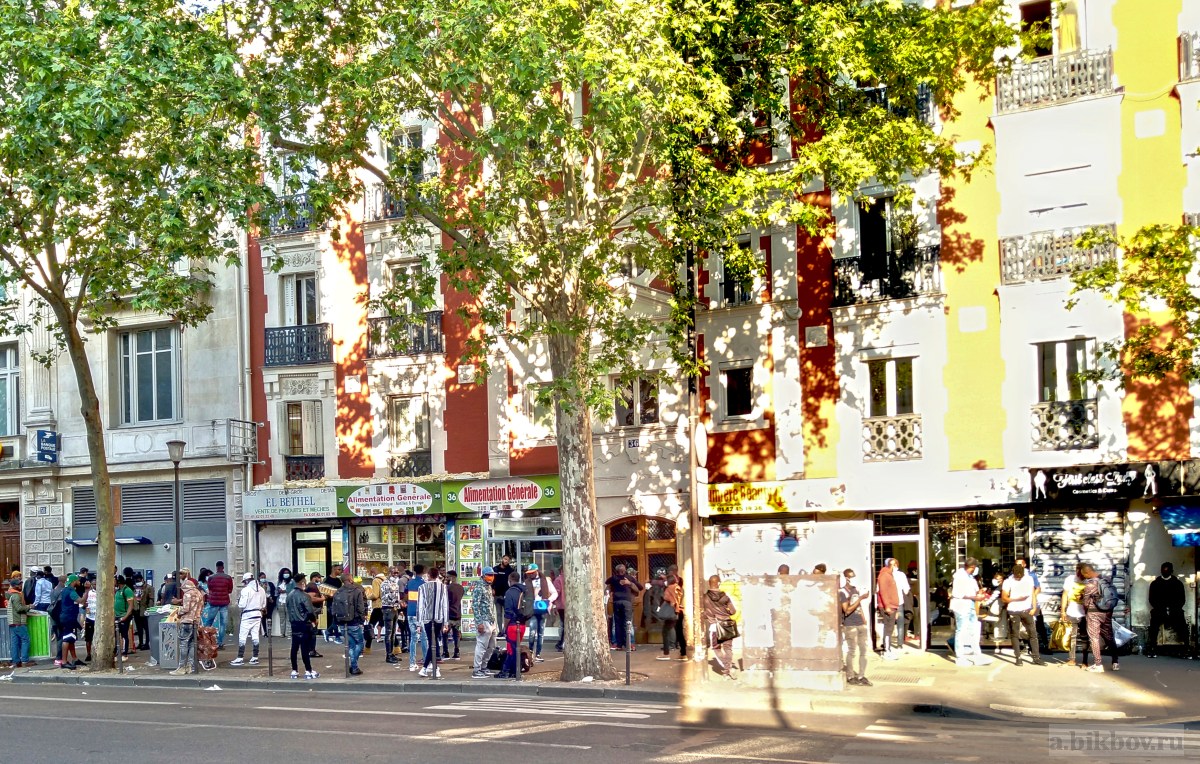Going social during the outbreak in Paris: new and old ways to pass leisure time