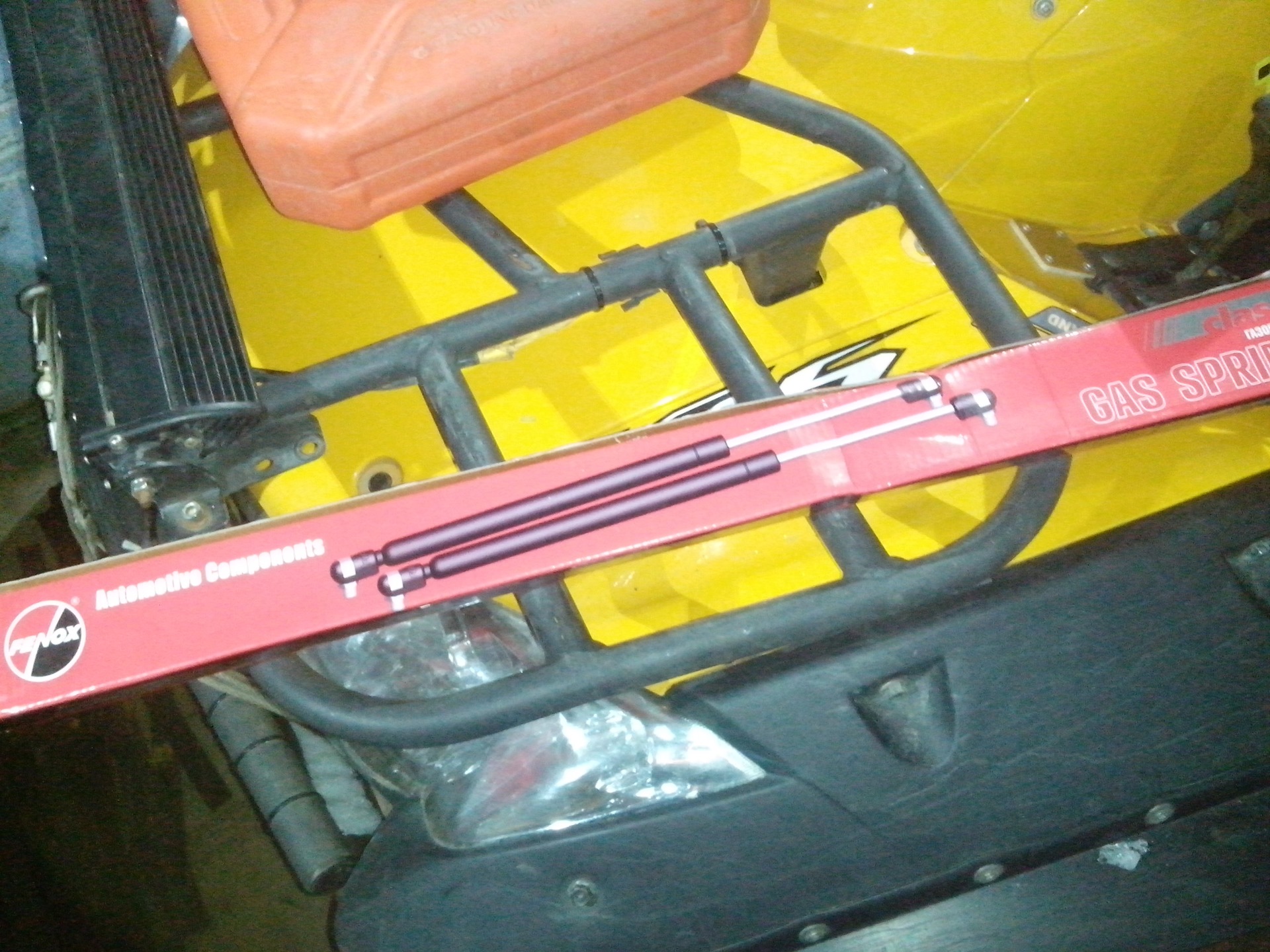 Замена упоров на крышке багажника. 49500км. — Ford Fusion, 1,4 л, 2008