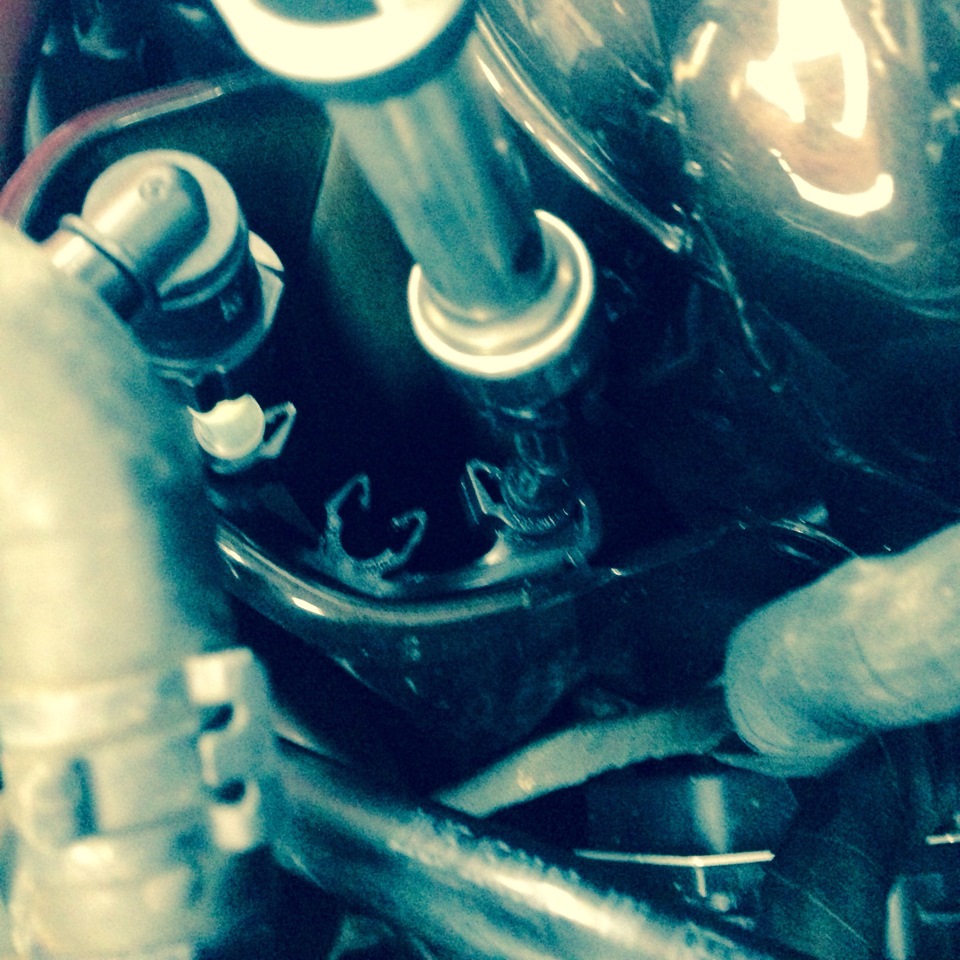 Устранение стука за перчаточным ящиком. — Audi A1 (1G), 1,4 л., 2010