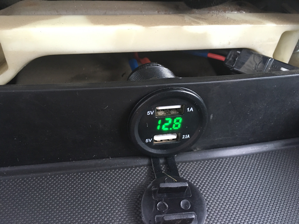 USB Зарядка+Вольтметр — KIA Sorento (1G), 2,5 л, 2006 года тюнинг