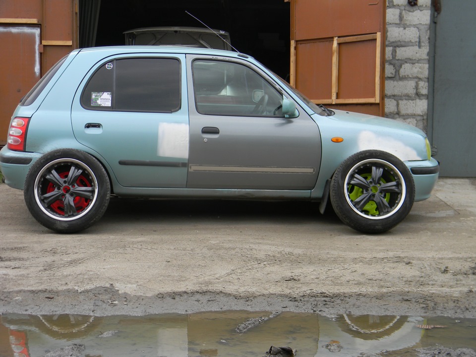 тапки слишком велики — Nissan March (K11), 1 л, 2000 года колёсные