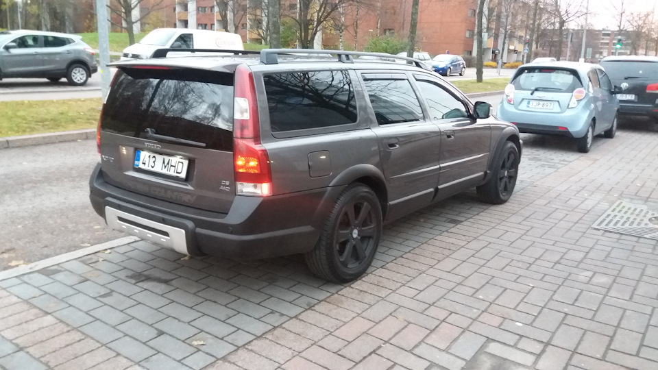 Вид со спойлером, и без него! — Volvo XC70 II, 2,4 л, 2006 года