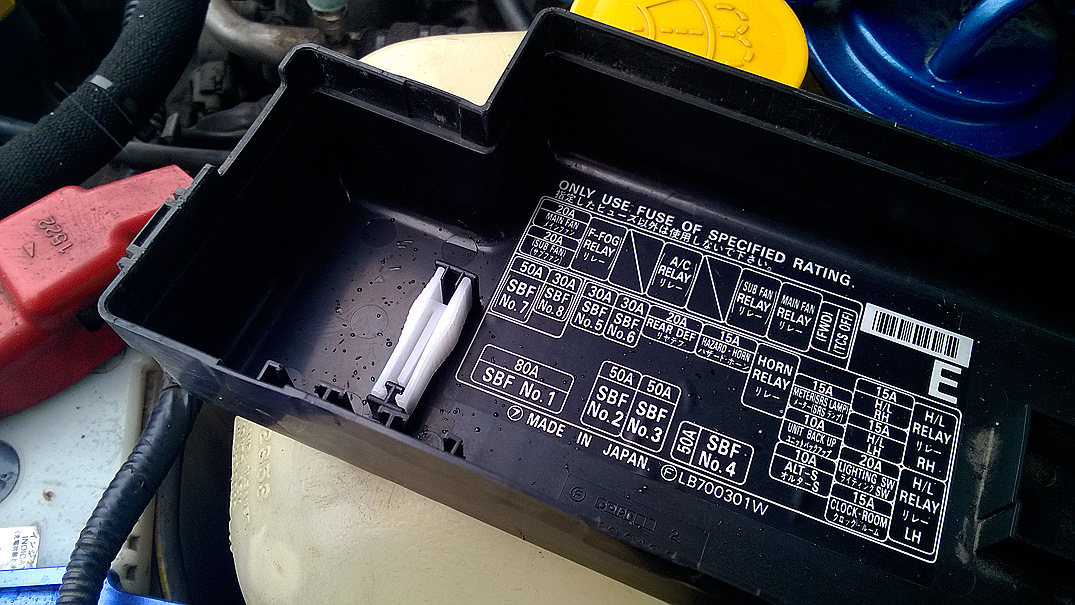 утерянные детали4 — fuse puller — Subaru Forester (SF), 2 л, 2002 года