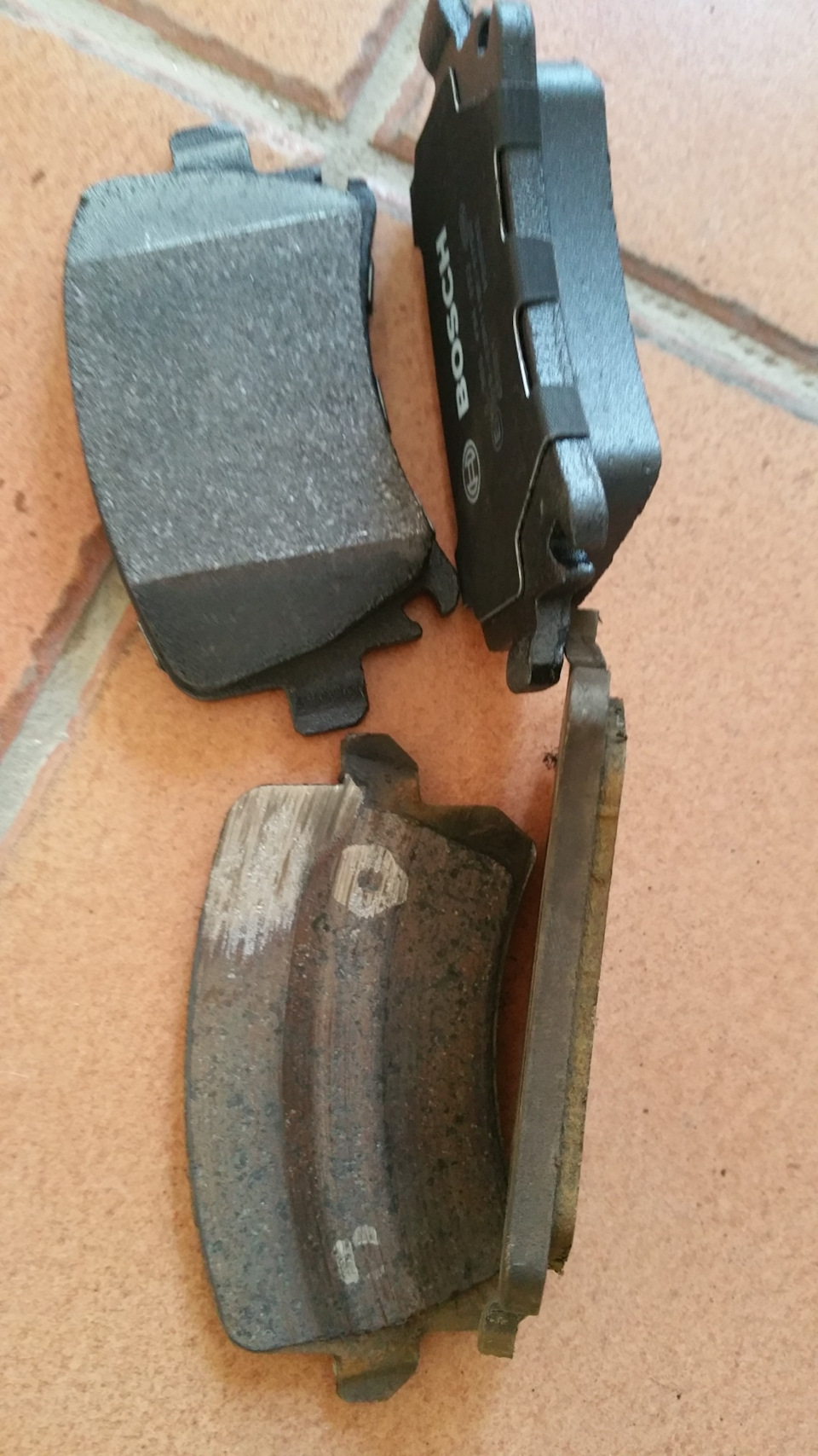 Change the rear brake pads… — Volkswagen Tiguan (1G), 2 л, 2011 года