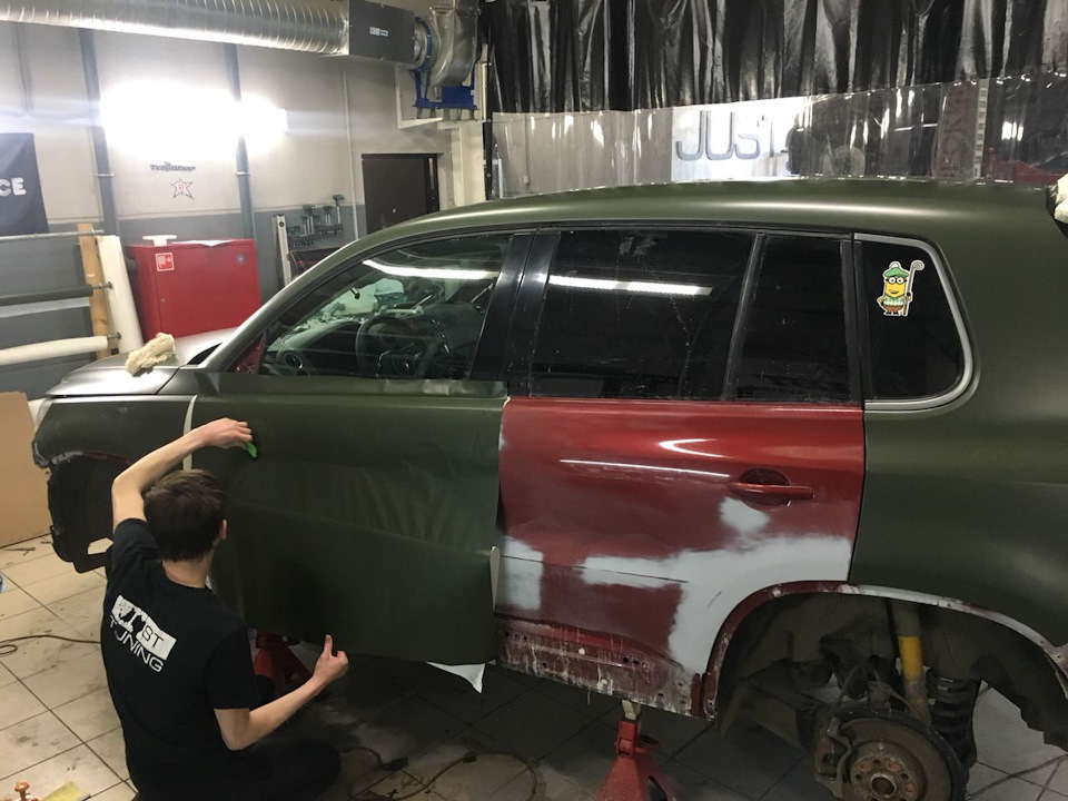 Оклейка Volkswagen Tiguan пленкой Oracal Nato Olive — JustTuning на DRIVE2