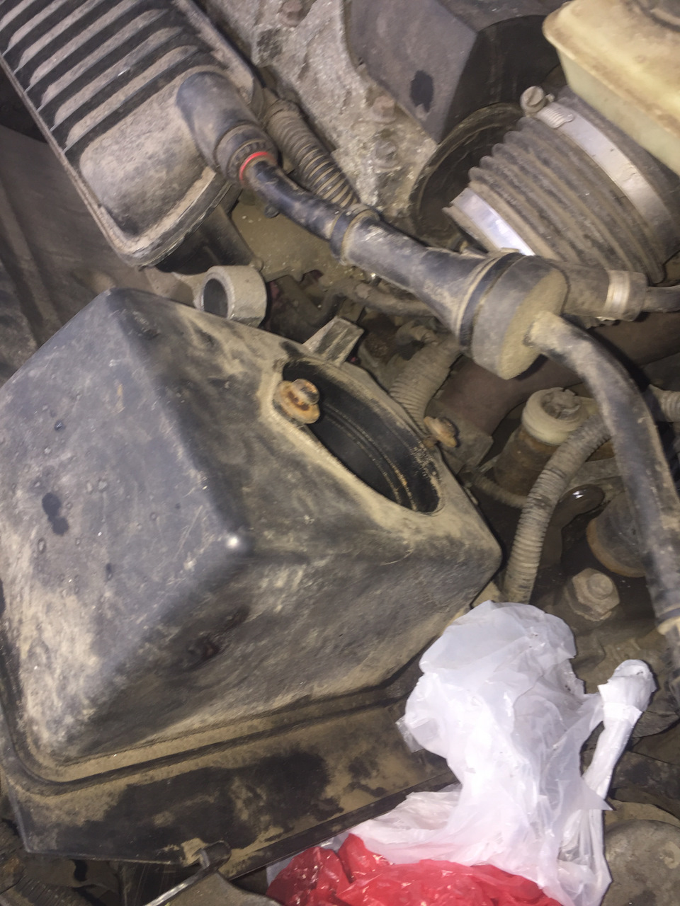 Появился стук в кузов на неровной дороге. Устранение неисправности