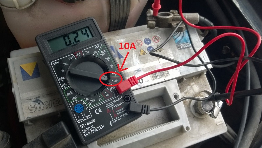 How do I check the battery leakage current with a multimeter? The norm