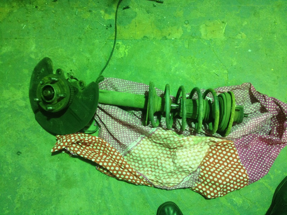 Передняя подвеска, часть 2 — правая стойка — Volvo 940, 2,3 л, 1992