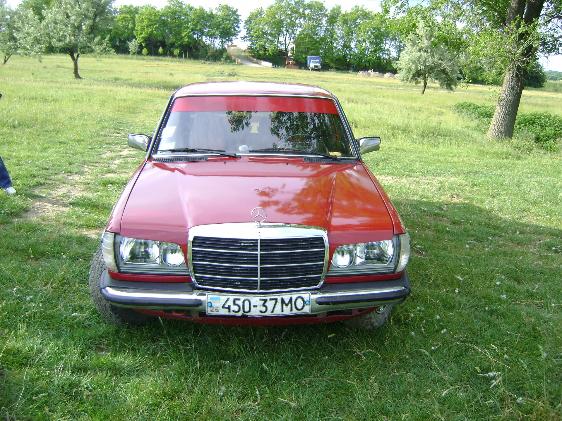 1 старое фото днем — MercedesBenz W123, 2 л, 1983 года фотография