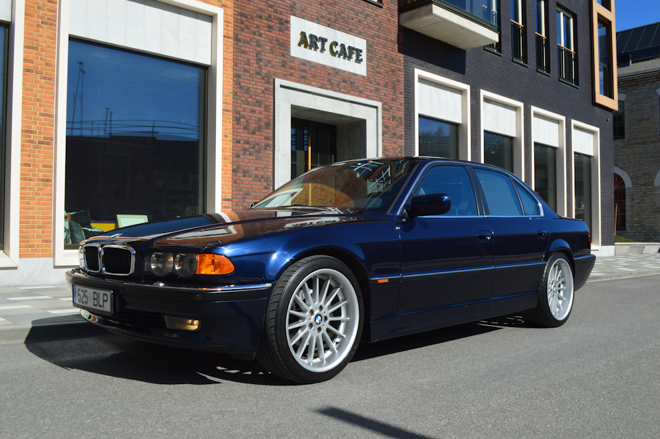 317 Orientblau Metallic на солнце — BMW 7 series (E38), 2,8 л, 1999
