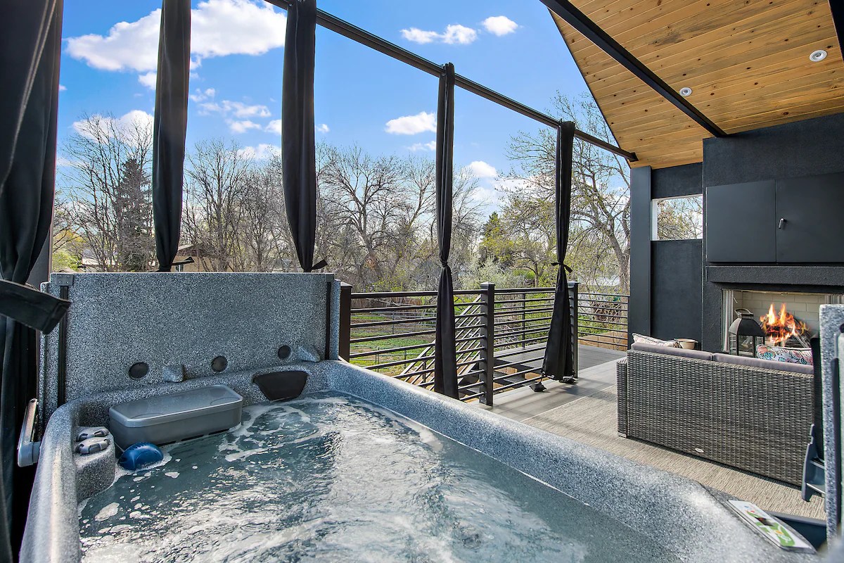 GUEST HOUSE WITH PRIVATE HOT TUB AND LOUNGE Houses for Rent in