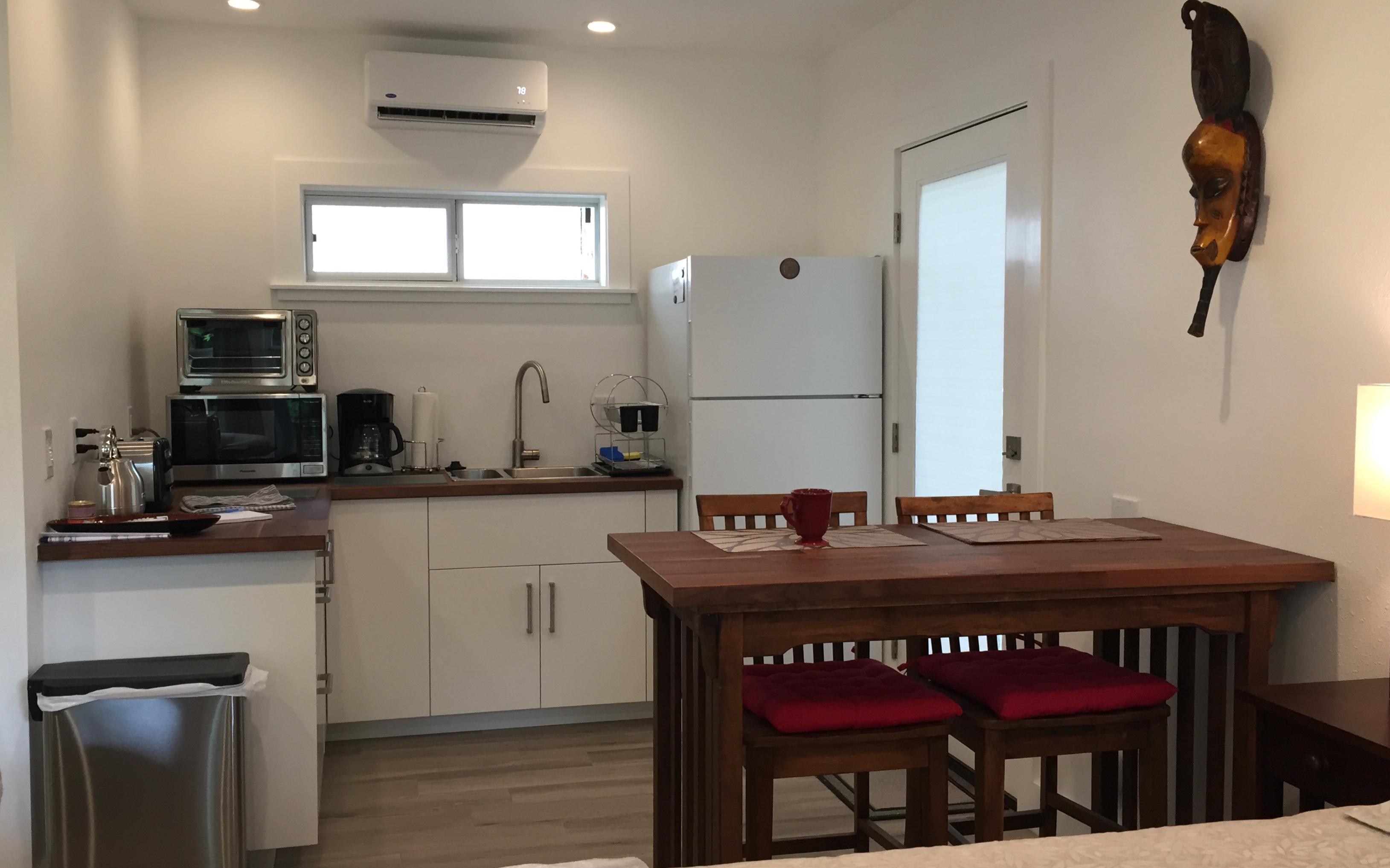 Modern Studio Apartment Near Airport Garden View