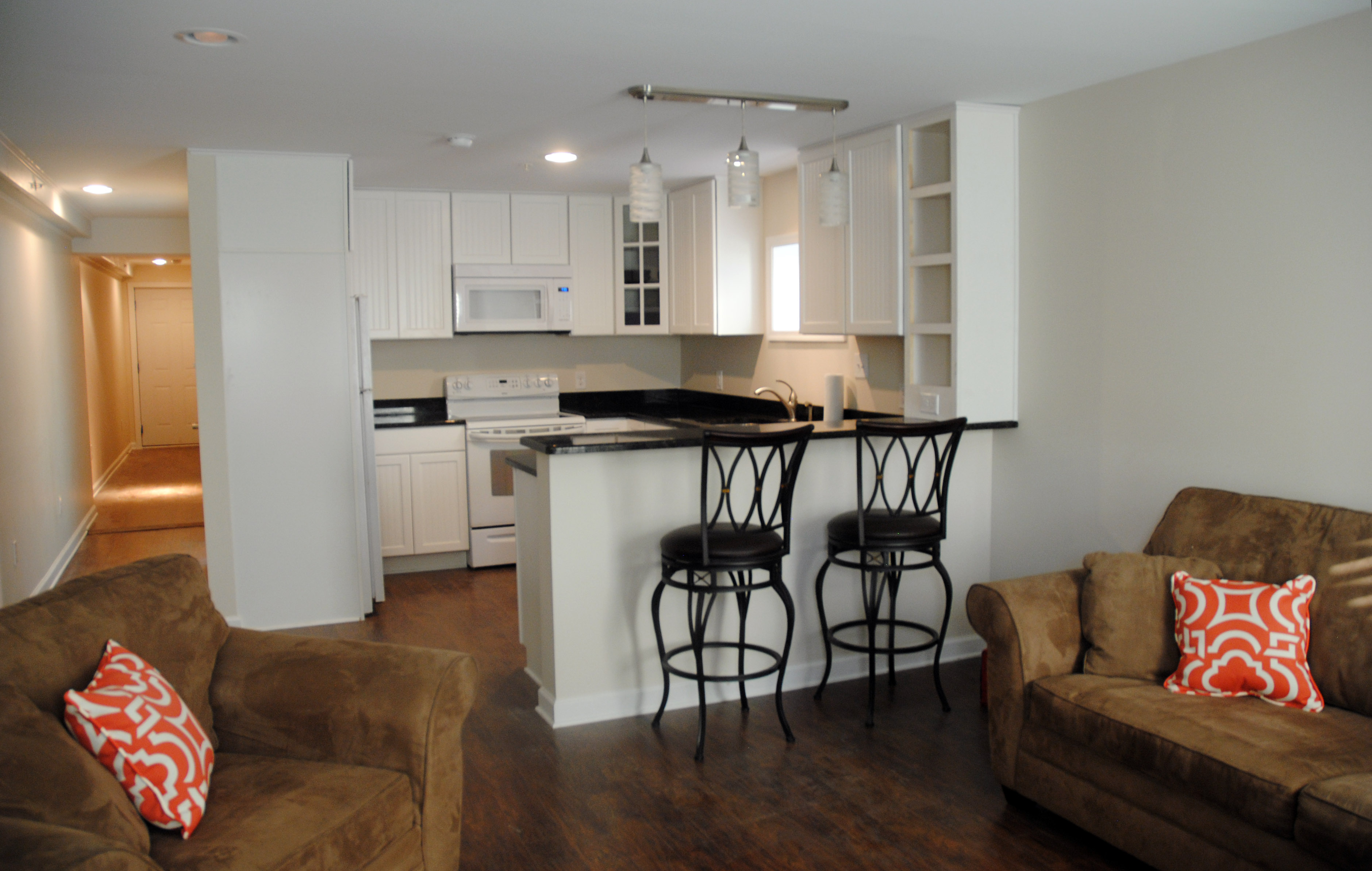 Apt on Historic Main St is BACK ON THE AIRBNB MKT! Apartments for