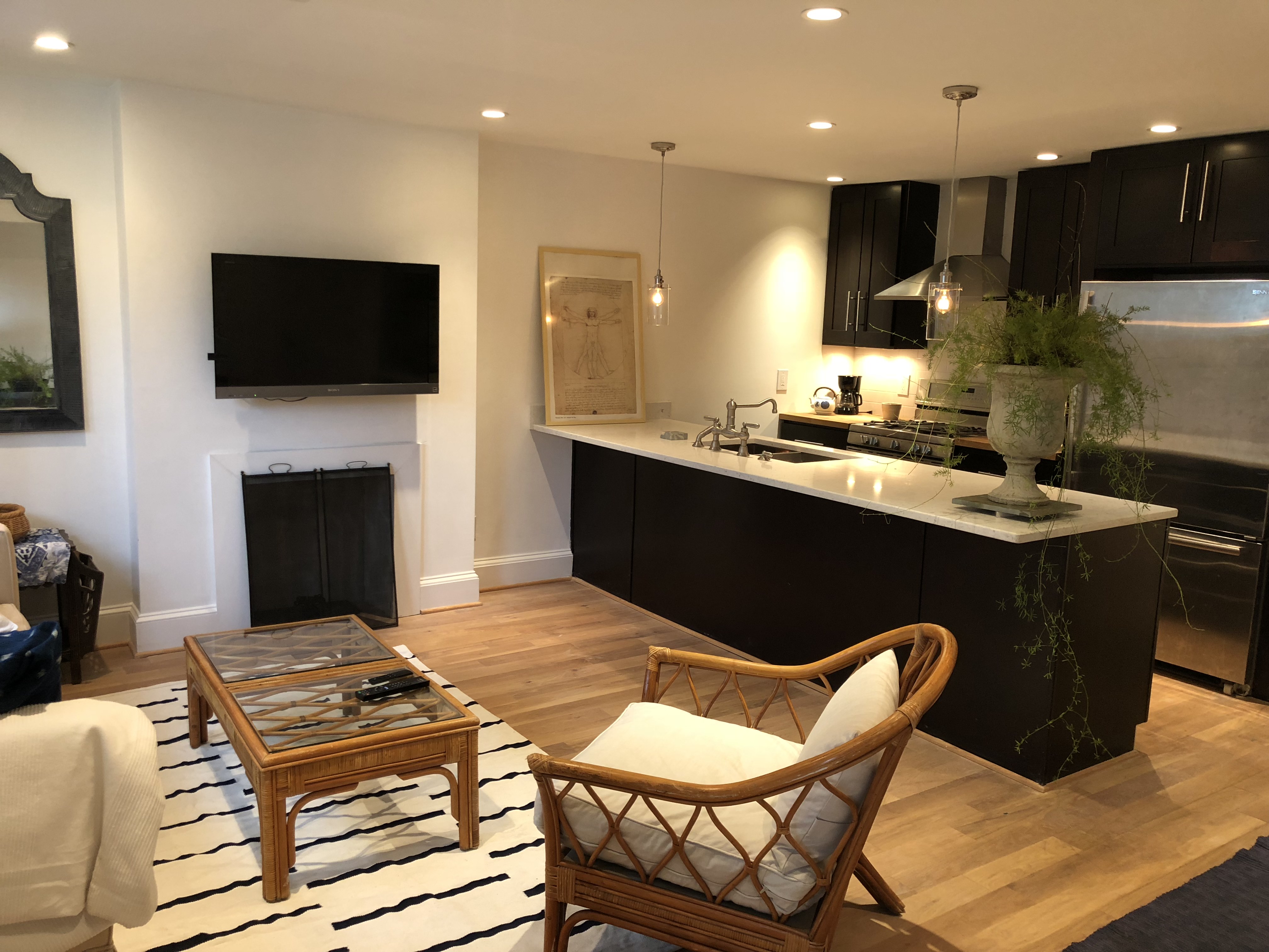 2 Bedroom near Union Sta. & Capitol, Free Pkg! Apartments for Rent in