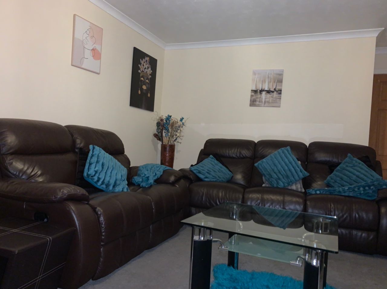 Cheerful big room with a double bed in a bungalow Bungalows for Rent