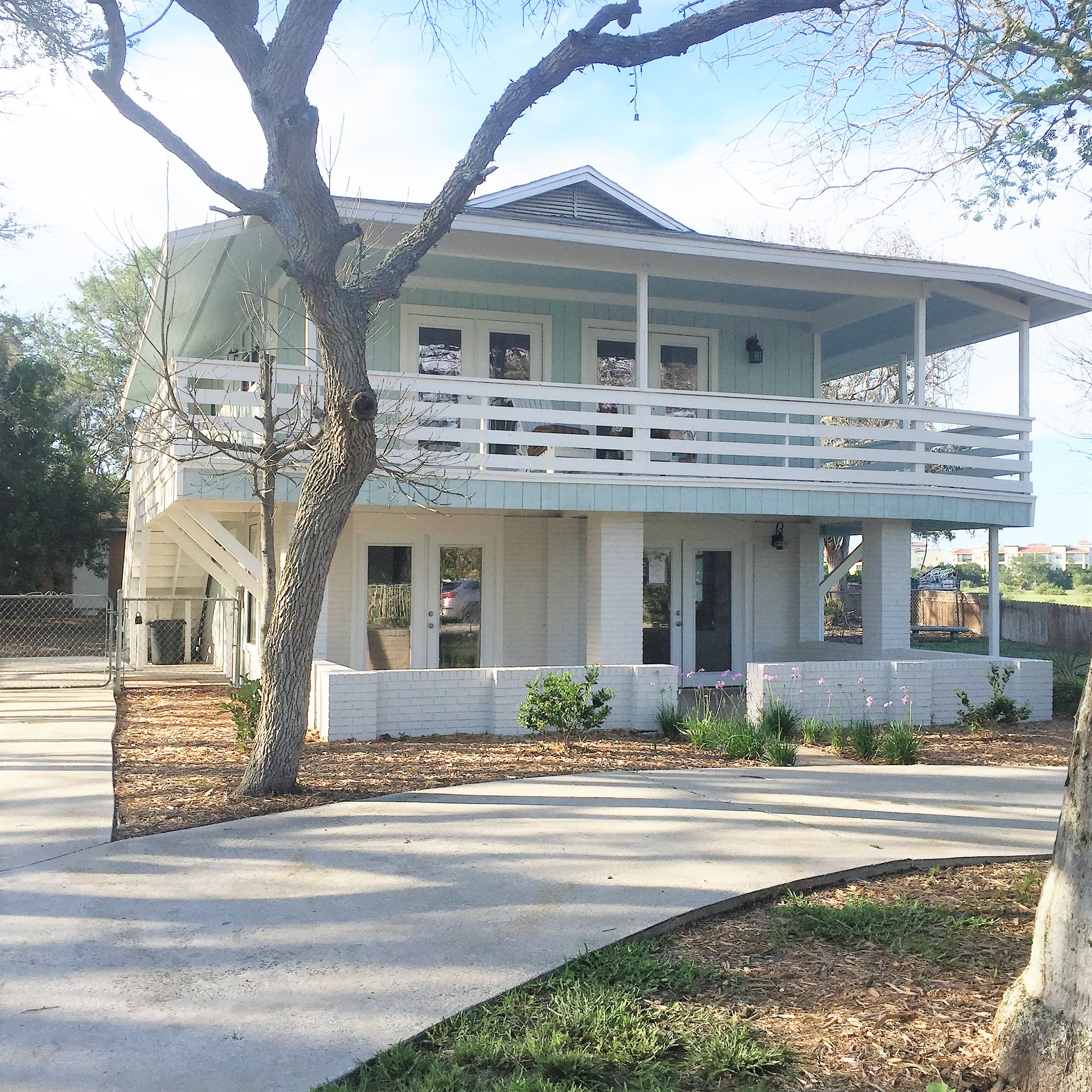 Treasure Beach Upper charming, bright home! Apartments for Rent in