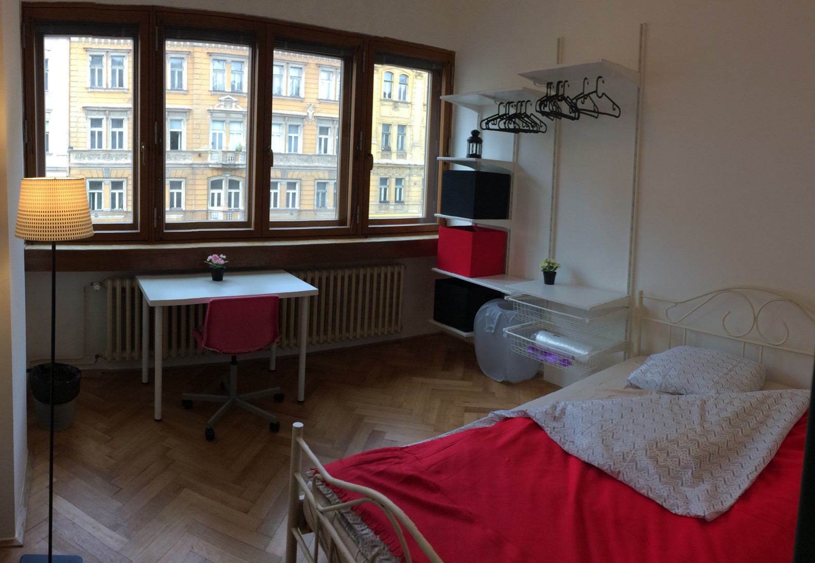 Zimmer ohne Zugang zur Küche