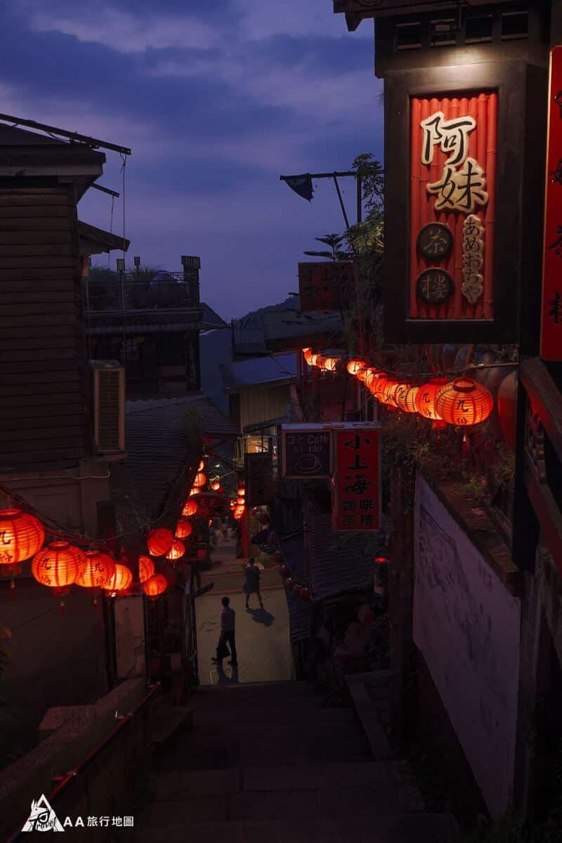 The road beside A-Mei's Teahouse at night