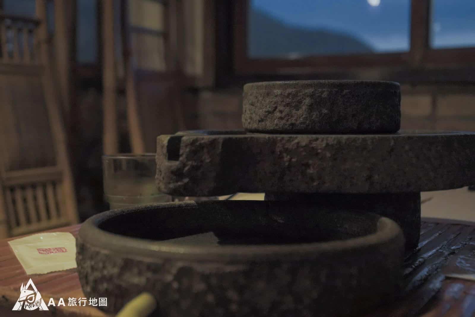 The stone mill on the table of A-Mei's tea house
