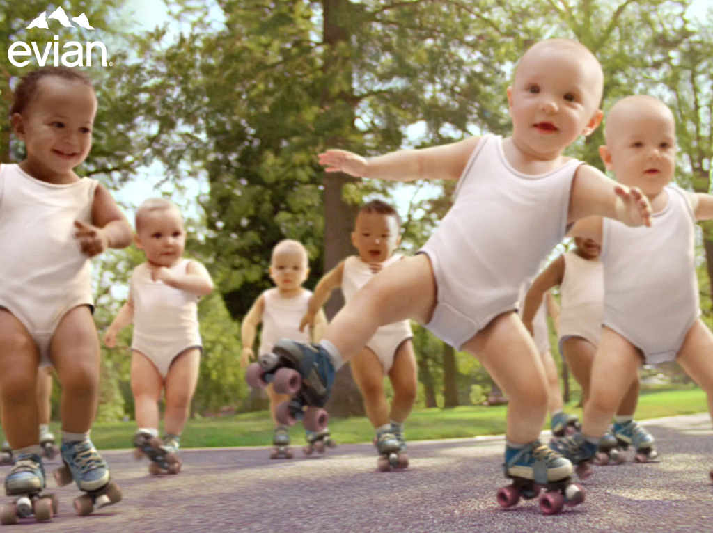 'Evian Roller Babies' op rolschaatsen reclame Aardling