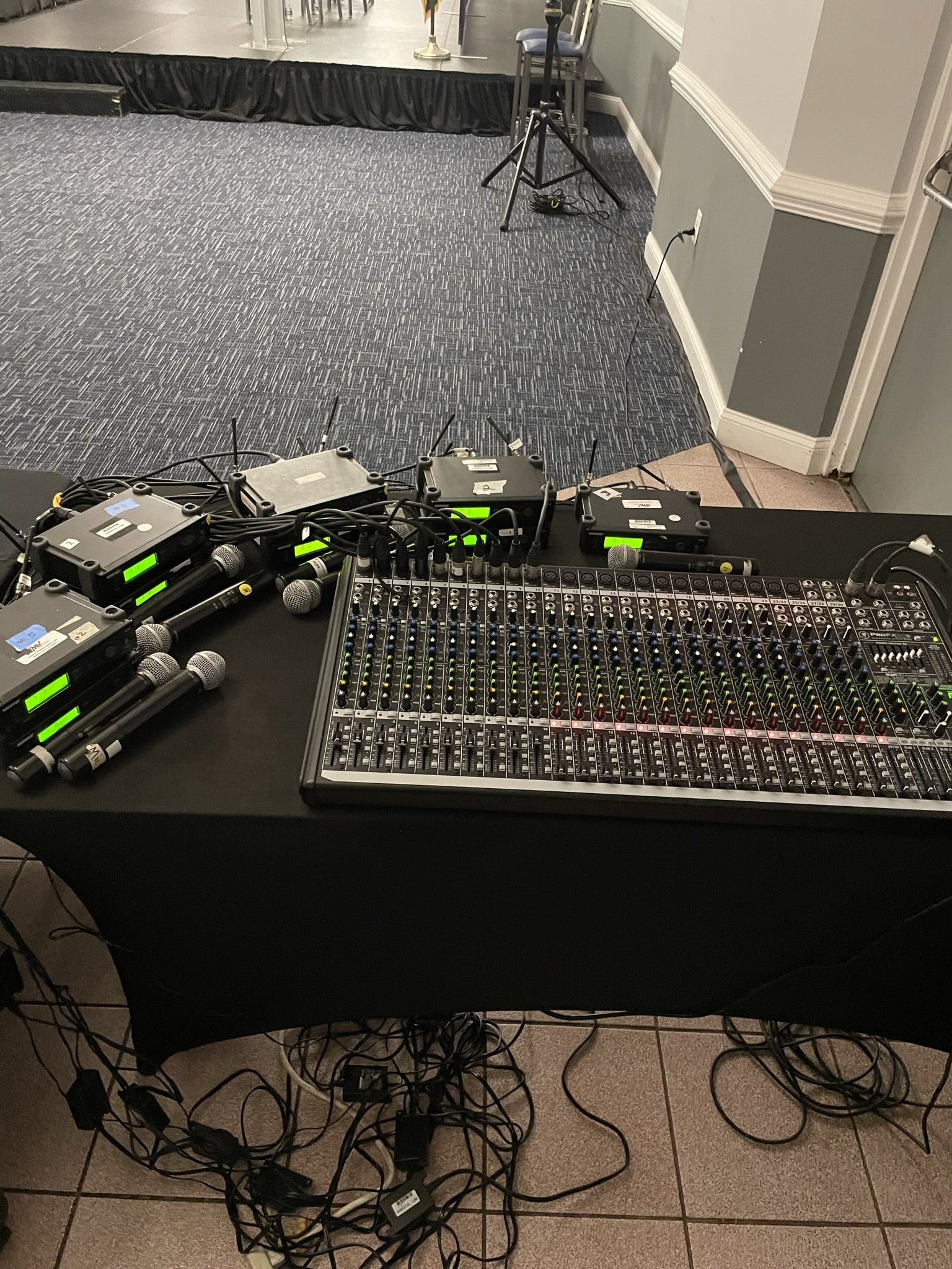 Wireless Mic Rental Rent UHF Diversity Microphones