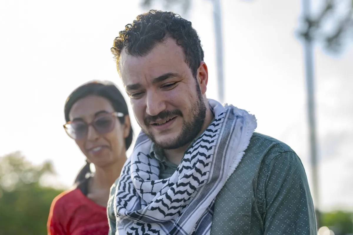 محكمة أميركية تأمر بترحيل الناشط الفلسطيني محمود خليل إلى سوريا أو الجزائر محكمة أميركية تأمر بترحيل الناشط الفلسطيني محمود خليل إلى سوريا أو الجزائر
