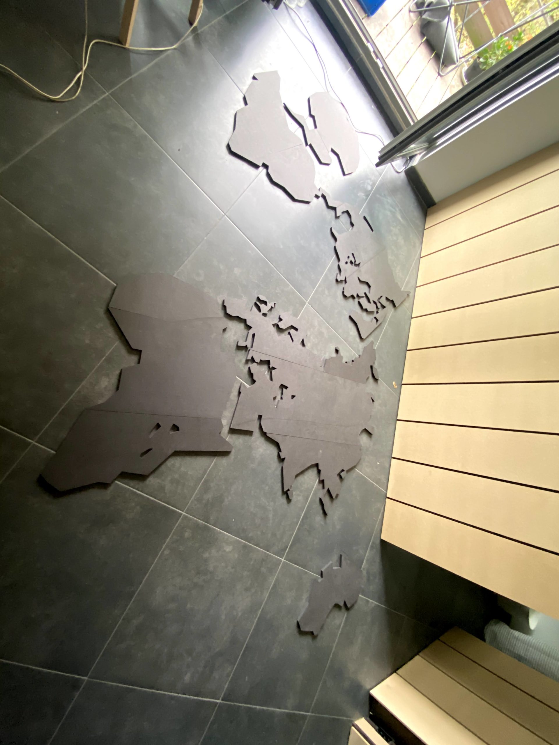 mur en mdf et mappe monde füller projection reuze wereldkaart