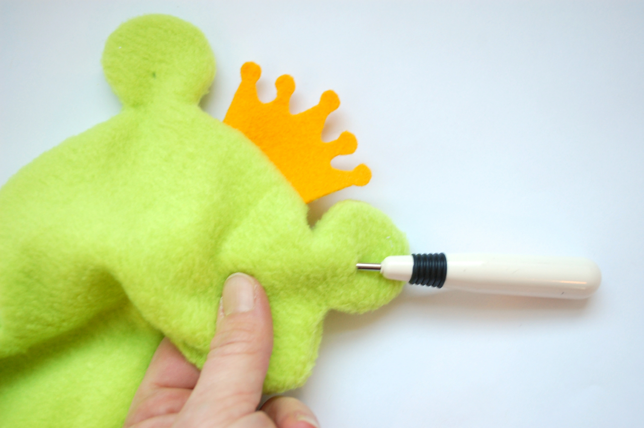 Free Pattern: Ferdinand the Frog - whileshenaps.com