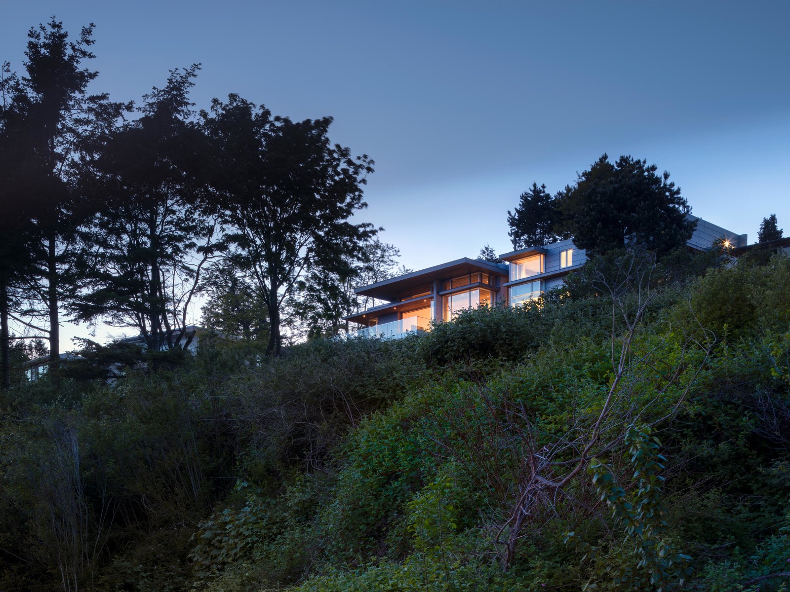 Cliff Dwelling of White Rock, British Columbia, Canada by Olson Kundig
