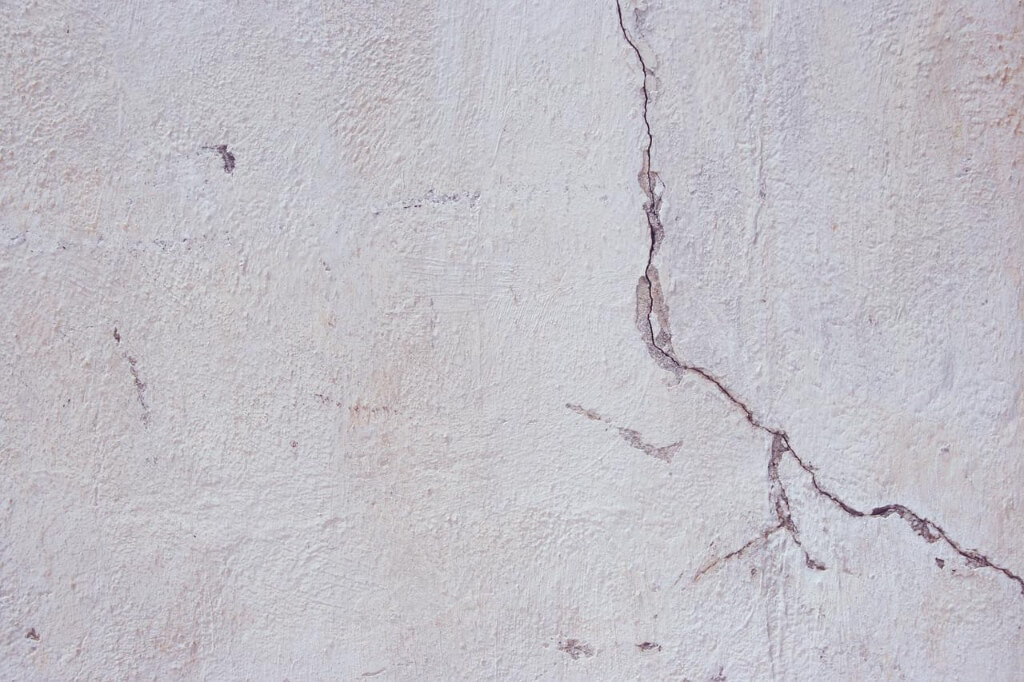 A Guide to Cracks in Walls Cracks in plaster & When To Worry🔑