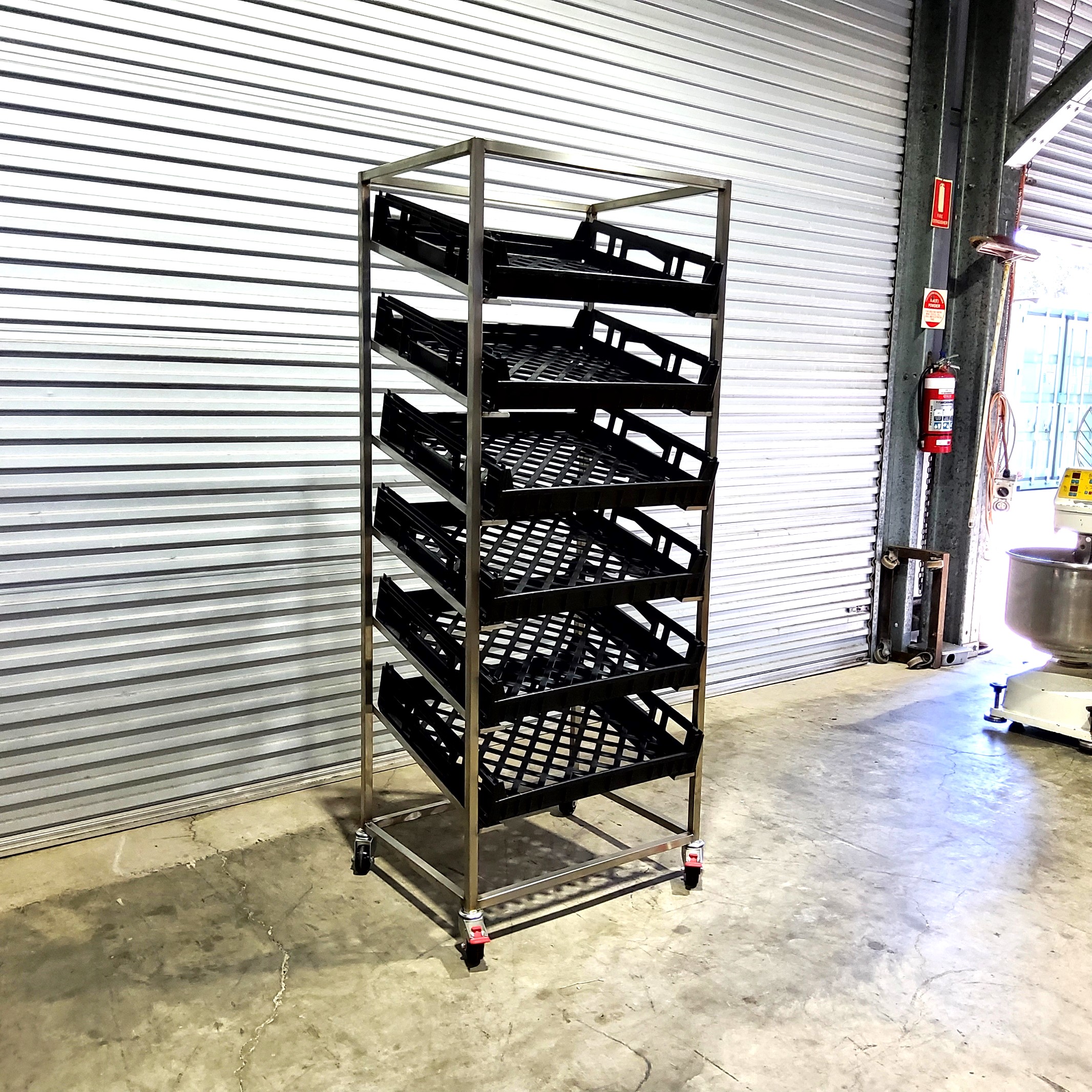 New Sloping Bread Rack complete with 6 Bread Crates 23AC011